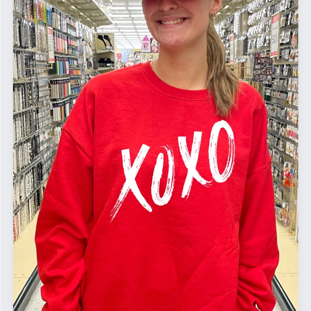 NWT❤️. XOXO VALENTINES RED CREWNECK